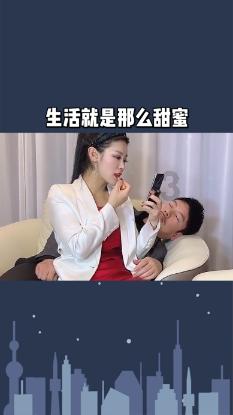朋友打主人逗狗狗玩,狗子回头看了一眼:快喊痛,我就可以护主了!
